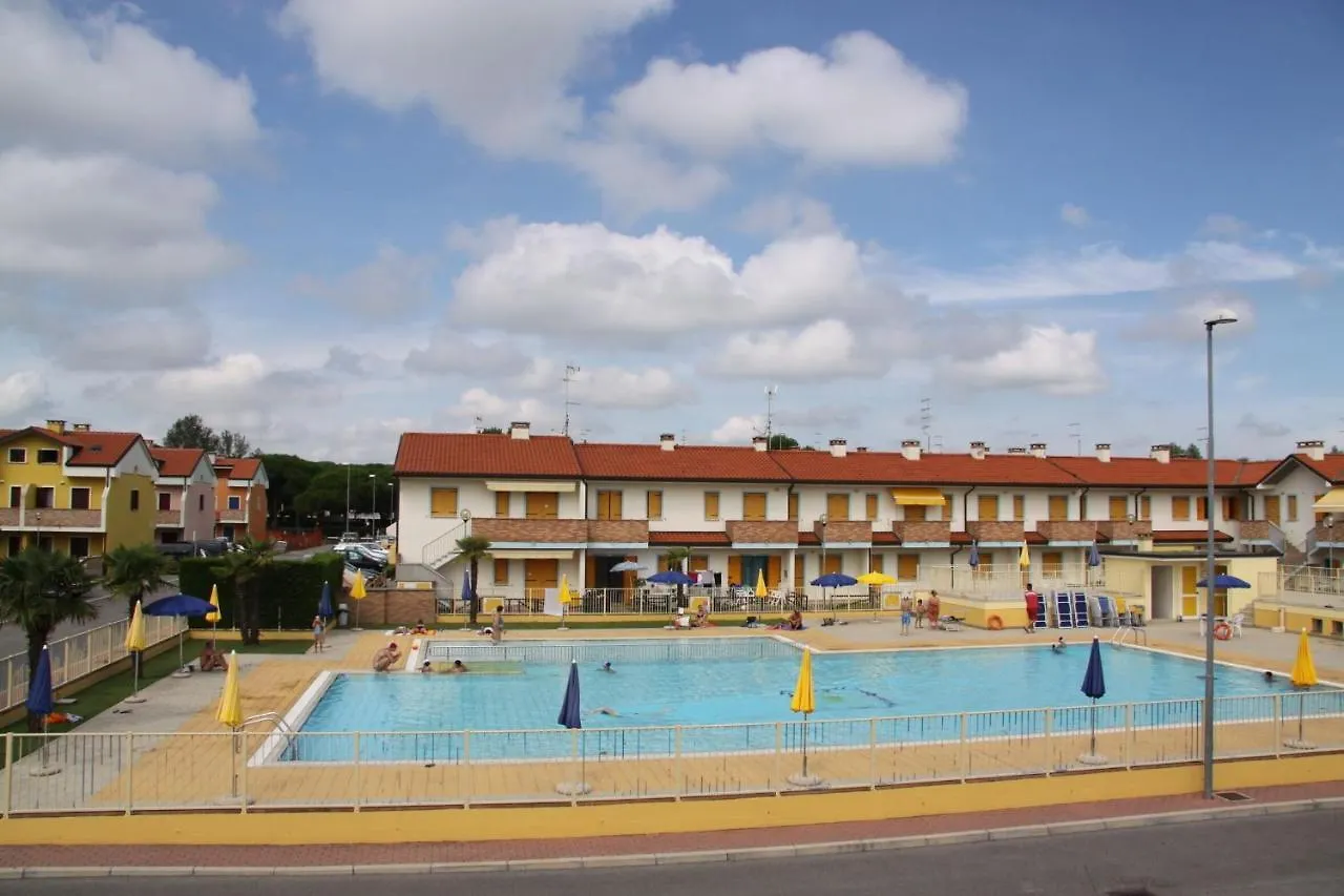 Poolside Getaway Seaside Flat In Rosolina Rosapineta Italy